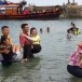 ประเพณีอุ้มสาวลงน้ำ