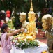 ประเพณีสรงน้ำพระพุทธรูปทองคำ วัดท่าขนุน 