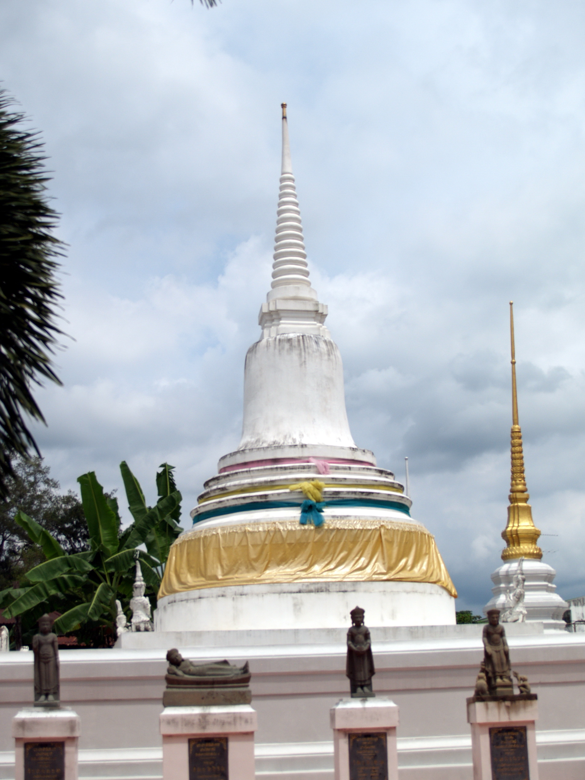 พระเจดีย์ทรงระฆังคว่ำ วัดเชิงท่า