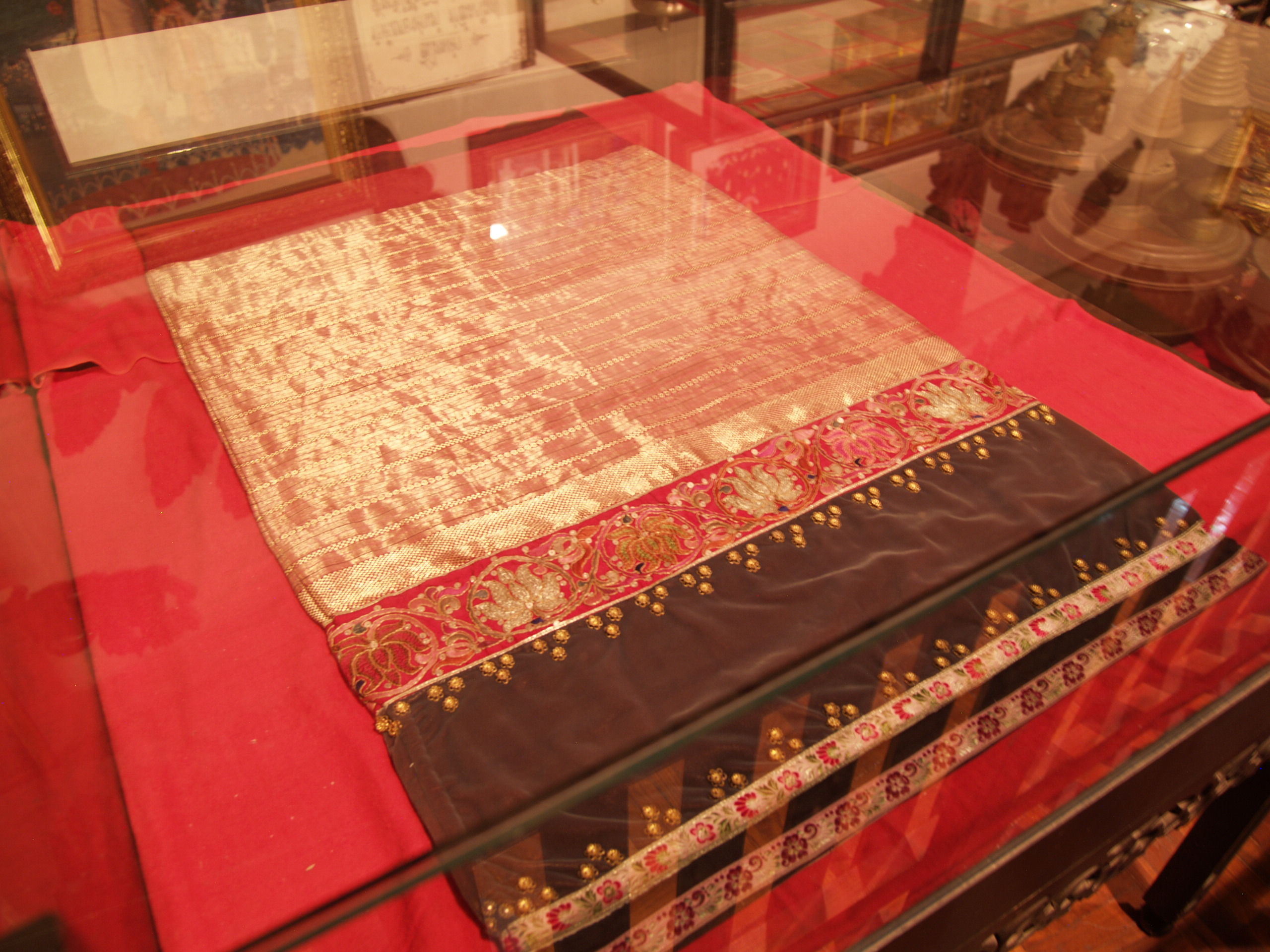 สาธรพิพิธภัณฑ์ผ้าทองคำ