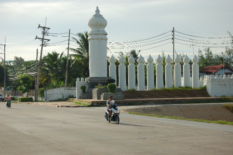 กำแพงเมืองสุพรรณบุรี