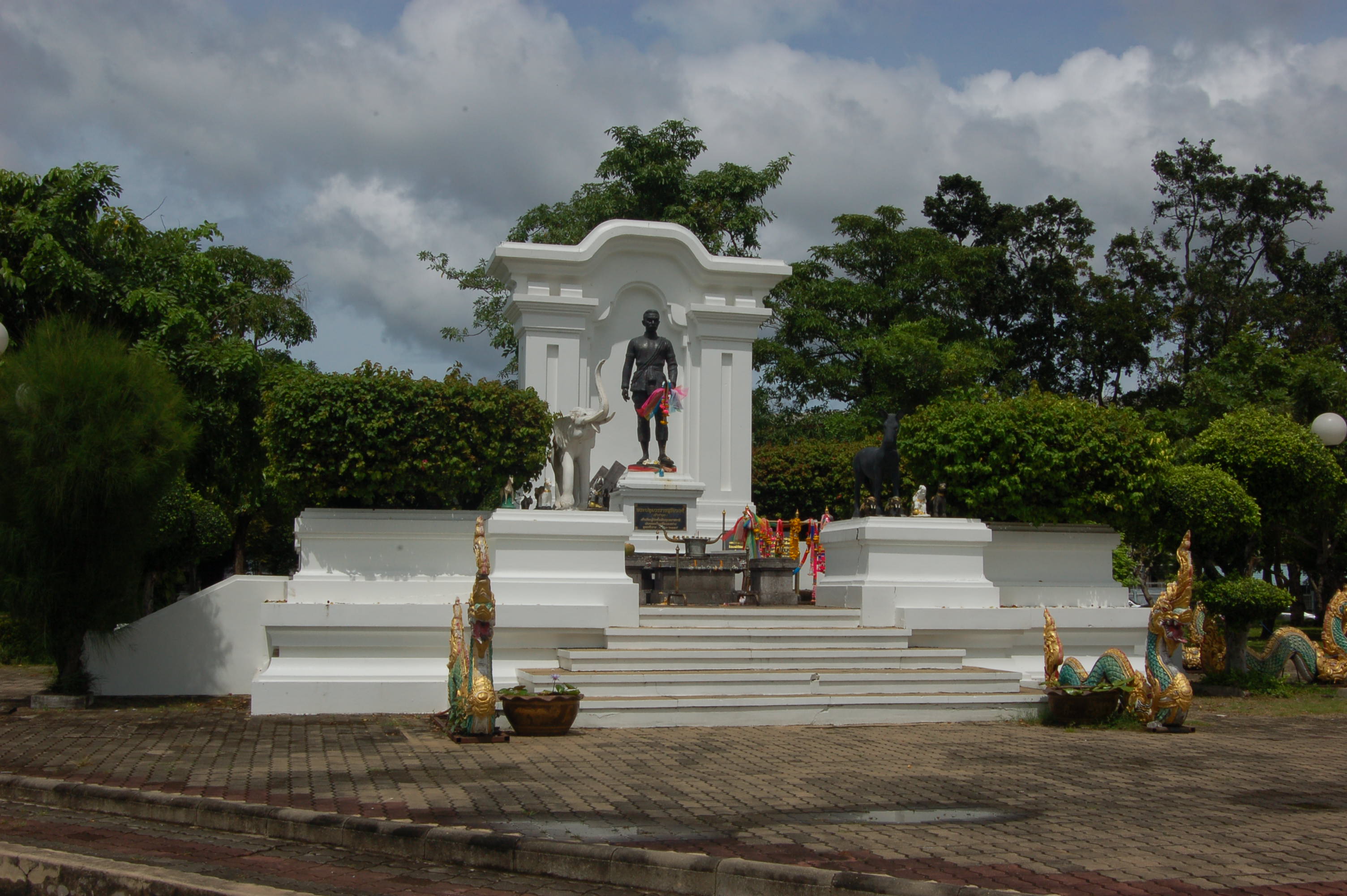 อนุสาวรีย์พระปทุมวรราชสุริยวงศ์ (เจ้าคำผง)