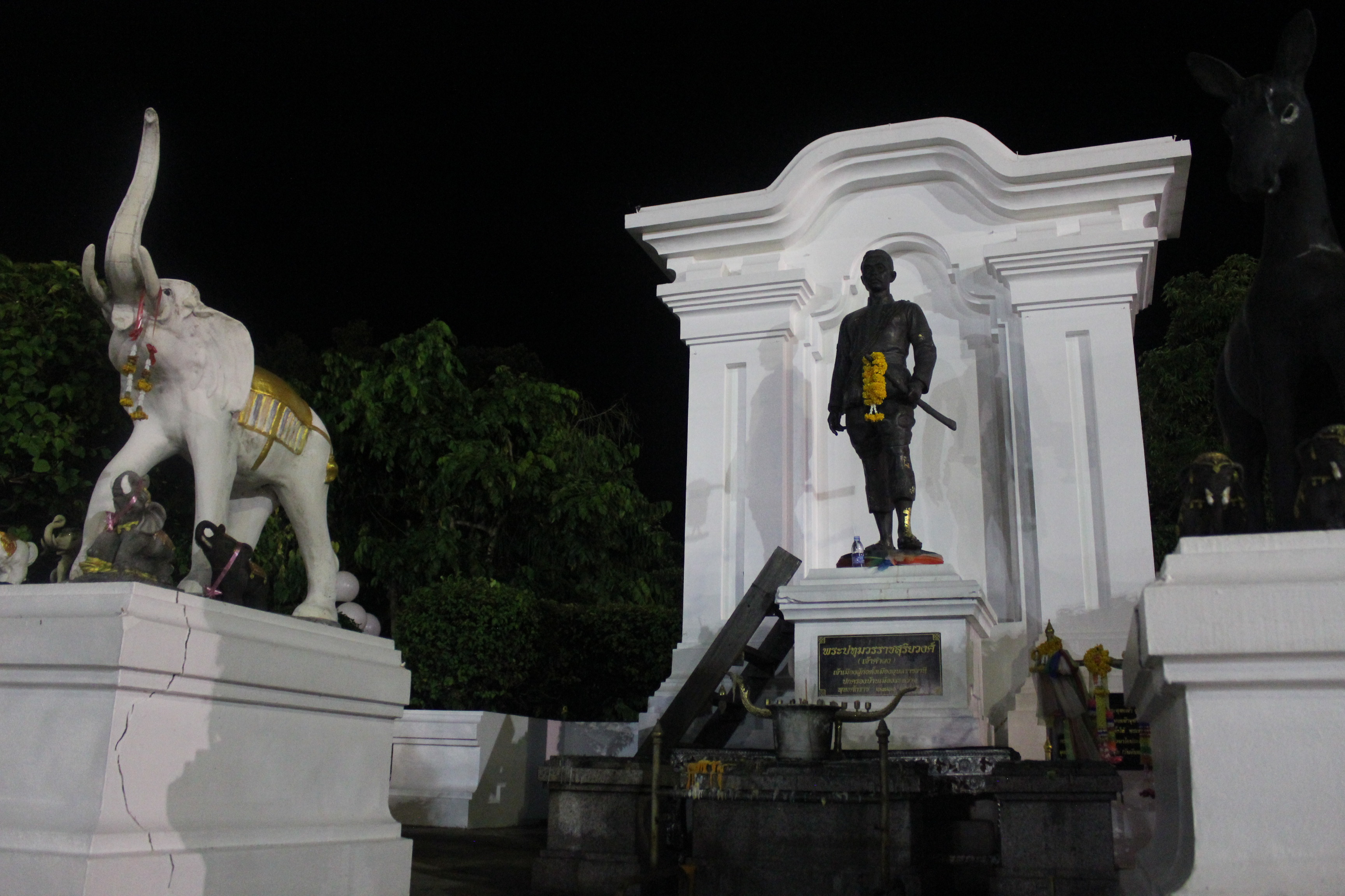 อนุสาวรีย์พระปทุมวรราชสุริยวงศ์ (เจ้าคำผง)