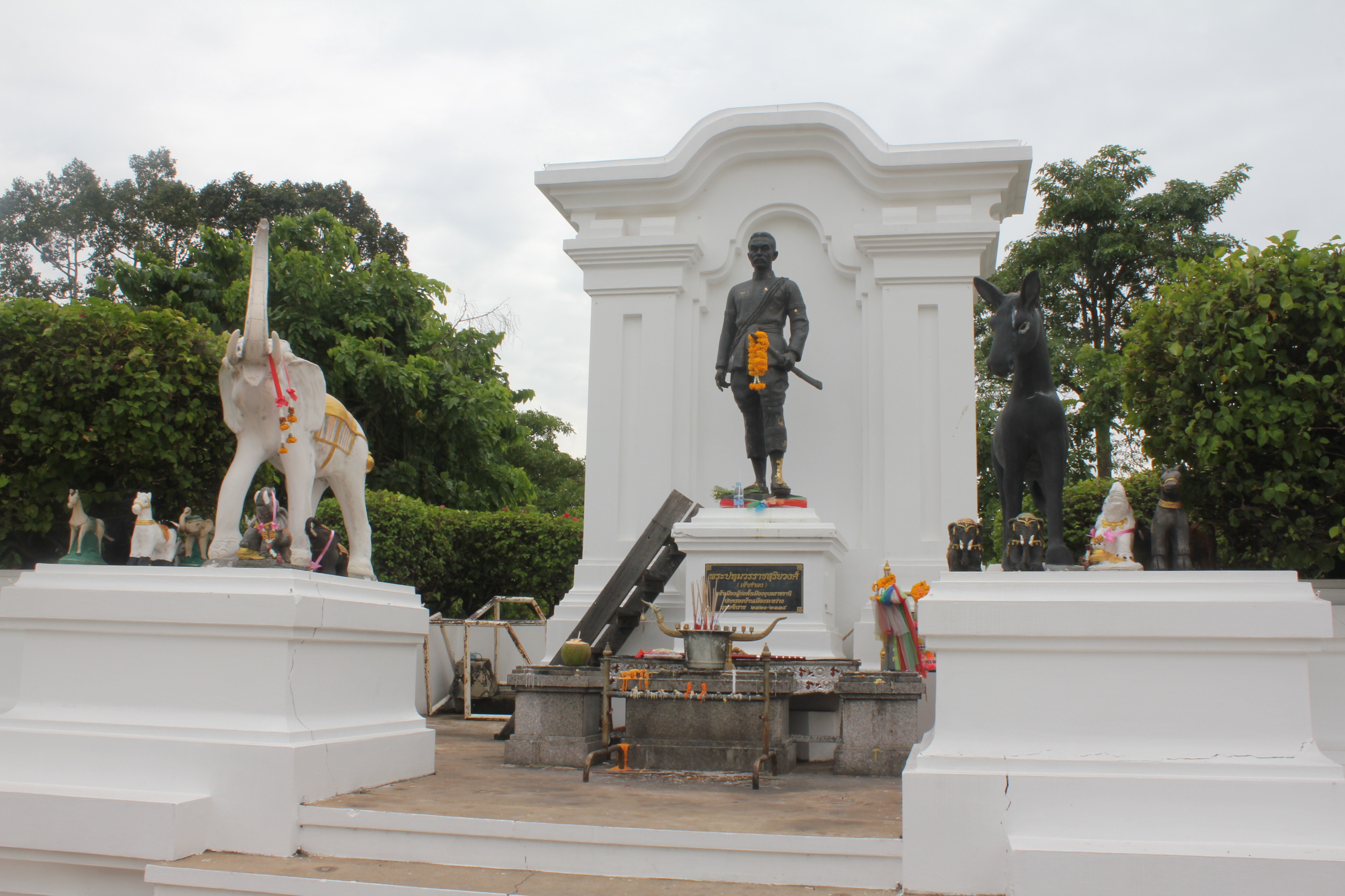 อนุสาวรีย์พระปทุมวรราชสุริยวงศ์ (เจ้าคำผง)